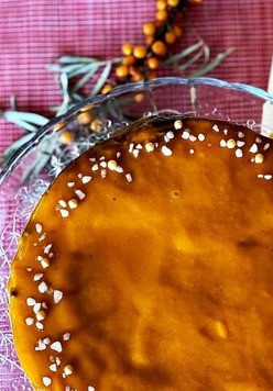 1. Этап. Карамельный чизкейк с облепихой: Полить готовый чизкейк соусом. Украсить при желании. Как вариант, можно поливать чизкейк соусом при подаче.