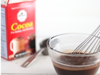 1. Этап. Шоколадный ликер: 2. Добавьте какао (используйте хорошее, качественное, ведь от него зависит вкус ликера) и тщательно перемешайте. После влейте оставшуюся воду и водку.