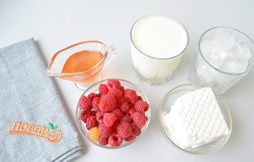 1. Этап. Фраппе с малиной: 1. Подготовьте продукты, приступим! Малину переберите, мыть не нужно. Молоко должно быть холодным, только из холодильника. Вместо малинового сиропа можно использовать кленовый.