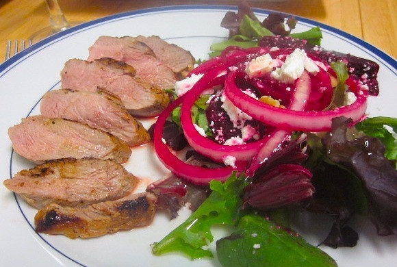 1. Этап. Филе утиной грудки без кожи: Готовое филе утиной грудки без кожи подавать советую с легким овощным салатом, зеленью и помидорами, например. Отлично сочетается с красным вином! Приятного аппетита!