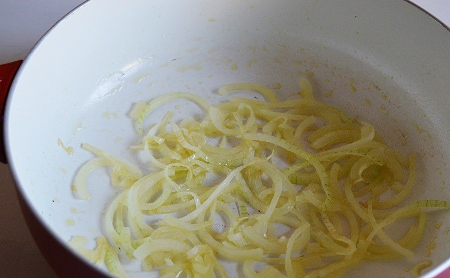 Warm liver salad with pears 1. Stage. Warm liver salad with pears: Fry thinly sliced onions in vegetable oil until lightly caramelized. White sweet onions are best here.