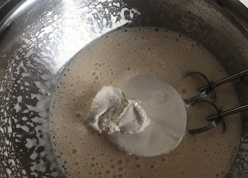 1. Этап. Итальянский манник на рикотте: Добавляем рикотту и аккуратно, на самой низкой скорости миксера перемешиваем рикотту с сахарно-яичной смесью до однородности.