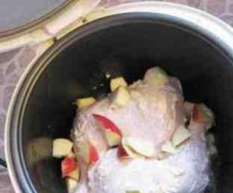 1. Этап. Запеченные окорочка в мультиварке: Режем картошку на две части, кладем между половинками небольшой кусочек сала (приблизительно 2х3 см). Заворачиваем картошку в фольгу.