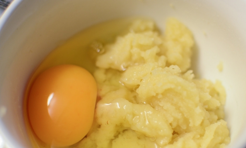 1. Этап. Эклеры с шоколадным кремом: Смешайте масло с мукой. Замесите тесто. После вбейте в тесто одно яйцо.