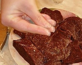 1. Этап. Отбивные из печени: Печень нужно помыть, обсушить и очистить от пленки. Нарежьте ее кусками толщиной примерно 1 сантиметр, посолите и поперчите.