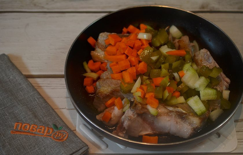 1. Этап. Домашнее жаркое с ребрышками и картофелем: 4. Добавьте в сковороду и обжарьте все вместе.