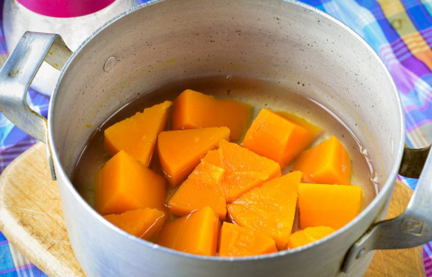 1. Этап. Желе из тыквы с апельсином: Варите тыкву до мягкости, примерно 25-30 минут на среднем огне. Готовую тыкву остудите. Также оставьте воду, примерно 100-150 грамм, в которой варилась тыква.