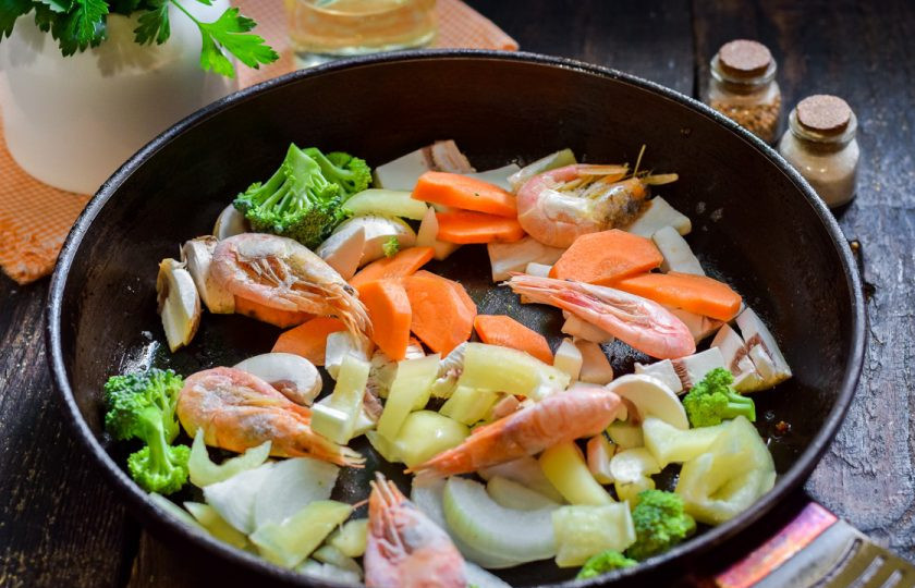 1. Этап. Булгур с овощами и креветками: Подготовьте сковороду, влейте немного масла и выложите все подготовленные ингредиенты.