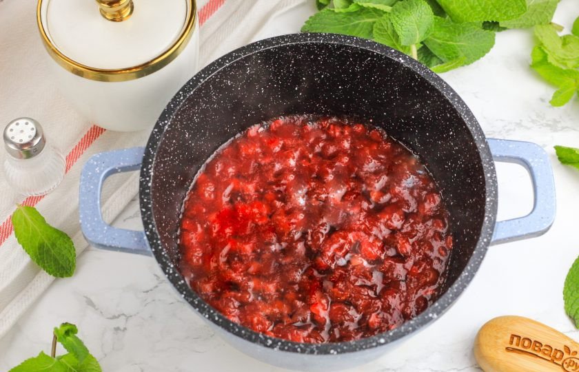 1. Этап. Жареный камамбер с брусничным соусом: Бруснику промойте в воде и выложите в казан или ковш с антипригарным дном. Влейте 50 мл. воды и проварите примерно 5-7 минут, пока все ягодки не лопнут.