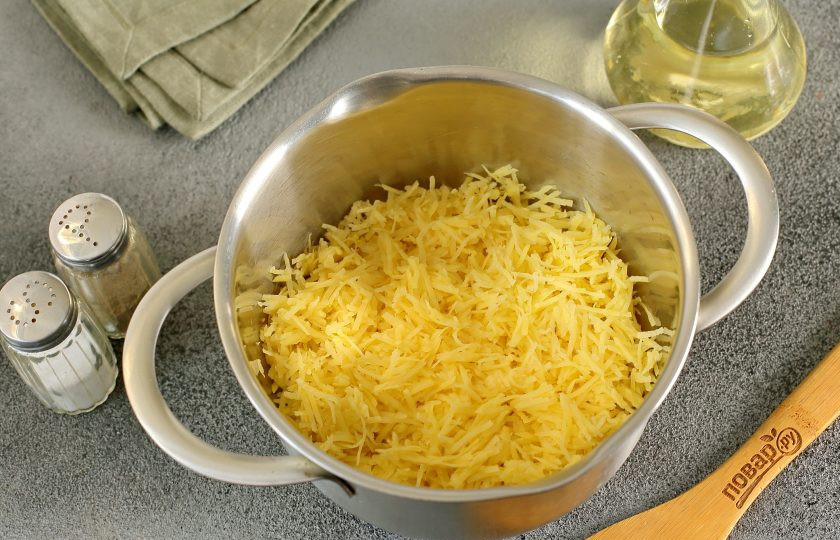 1. Этап. Скандинавский завтрак: Картофель натрите на мелкой терке и отожмите.