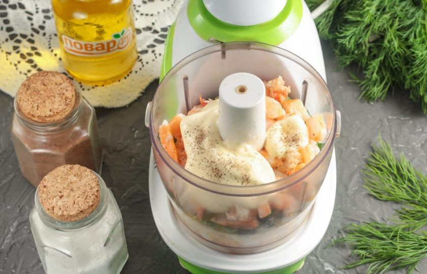 1. Этап. Креветочный паштет: Добавьте майонез любой жирности, соль и молотый черный перец. Отпюрируйте все на пульсирующем режиме техники примерно 3-4 минуты.