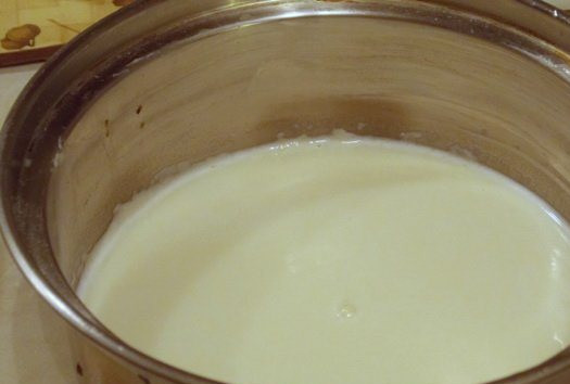 1. Этап. Блинчики Морозко: Из яйца, сахара, соли, молока, муки и растительного масла замешиваем тесто на блинчики.