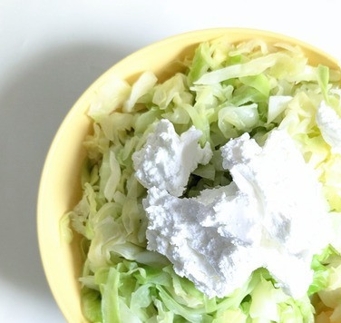 1. Этап. Запеканка из капусты и фарша: К остывшей капусте добавить сливочный сыр.