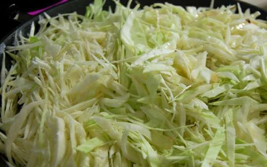 1. Этап. Мясо в пиве по-чешски: Капусту мелко шинкуем.