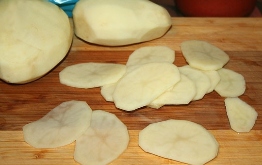 1. Этап. Картофель по-английски: Нарезать поперек как можно более тонкими ломтиками. Отварить в кипящей подсоленной воде 2-3 минуты. 1 стакан отвара сохранить.