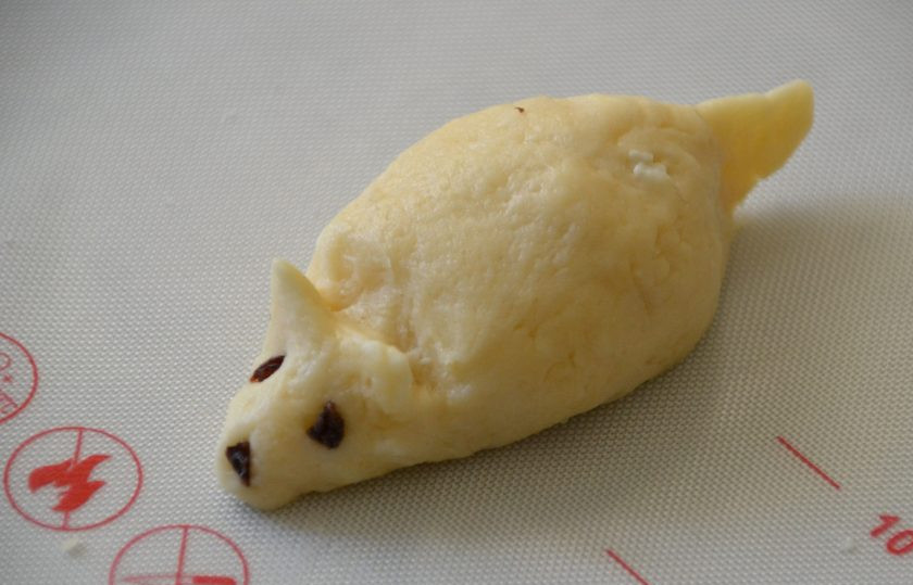 1. Этап. Творожное печенье Мышки: Придайте каждому кусочку теста форму 