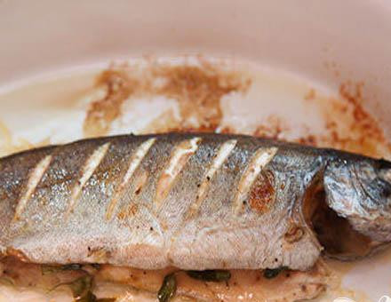 1. Этап. Форель, запеченная с базиликом: 5. Когда рыба будет готова, базилик вынимаем, и перекладываем форель на тарелку. Можем подавать.