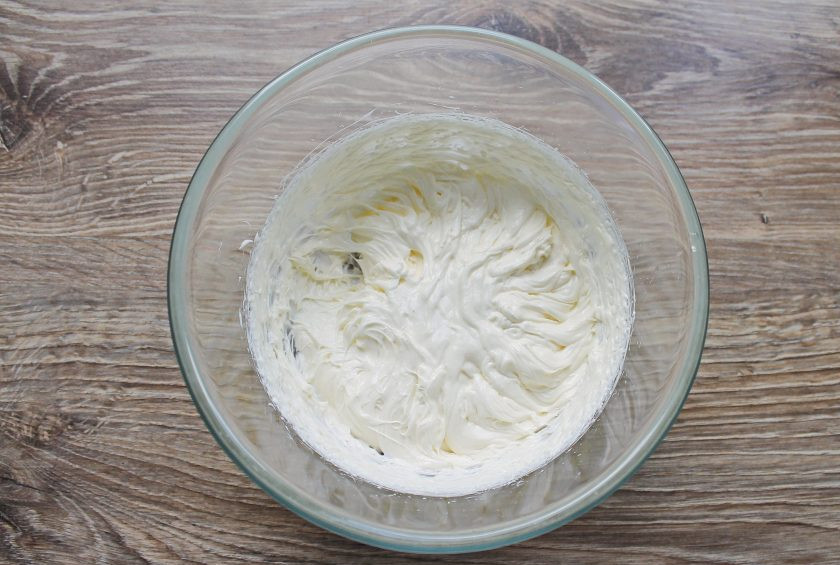 1. Этап. Торт Вриндаван: В чистую миску выложите мягкое сливочное масло и взбивайте на медленном ходу в течение 5 минут до пышной массы.