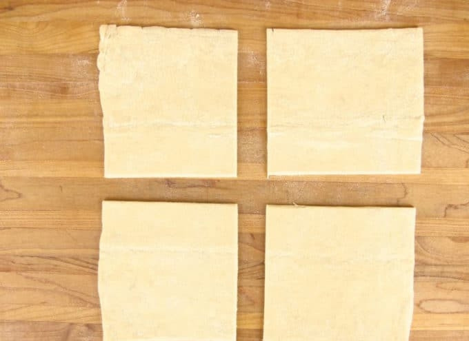 1. Этап. Яблочные слойки с корицей: 3. Тем временем размороженное тесто разрежьте на одинаковые квадраты.