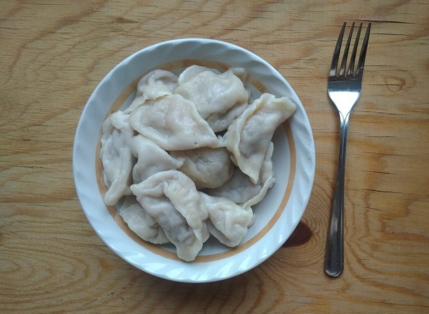 1. Этап. Пельмени в духовке под томатным соусом: 2. Заранее отварите пельмени в подсоленной воде до готовности, только не переварите изделия!