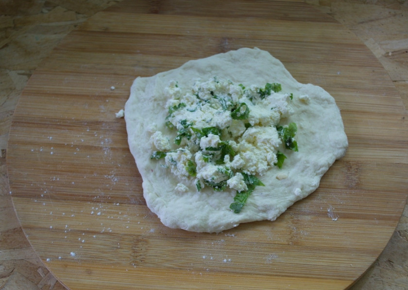 1. Этап. Хычины с сыром и зеленью: Разделите тесто на 5 частей. Каждую раскатайте в блинчик.