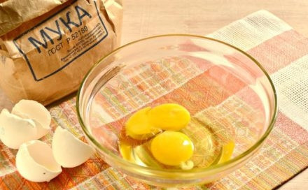 1. Этап. Рецепт оладий на молоке без дрожжей: В глубокой миске взбейте яйцо с сахаром и солью. Затем влейте молоко и тщательно перемешайте массу.