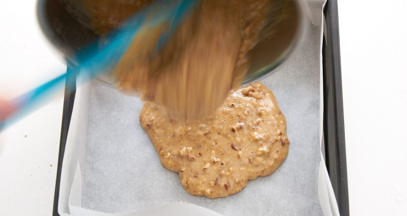 1. Этап. Десерт с миндалем: 6. Противень застелите пергаментной бумагой. Равномерно распределите масляно-ореховую смесь.