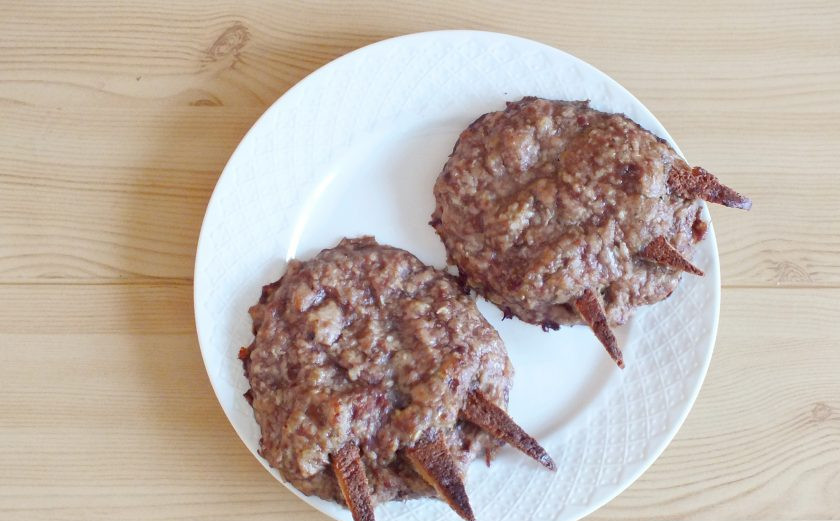 1. Этап. Котлеты Медвежьи лапы: По истечении времени достаньте готовые котлеты из духовки и сразу же подавайте на стол.