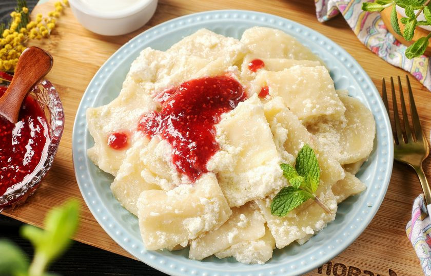 1. Этап. Вареницы с творогом в мультиварке: Вареницы с творогом в мультиварке готовы. Подавайте горячими со сметаной или любым вареньем. Приятного аппетита!