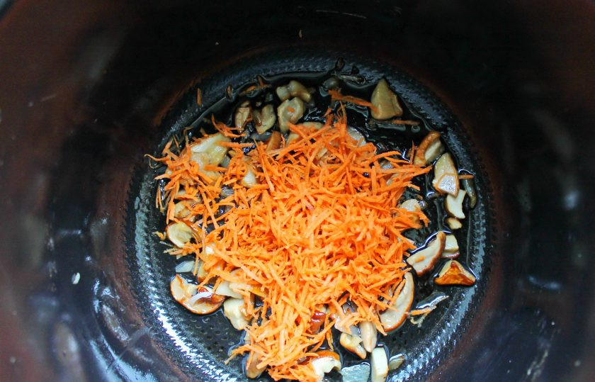 1. Этап. Каша по-монастырски в мультиварке: Морковь натрите на средней терке и добавьте в чашу мультиварки, тушите еще 5 минут.