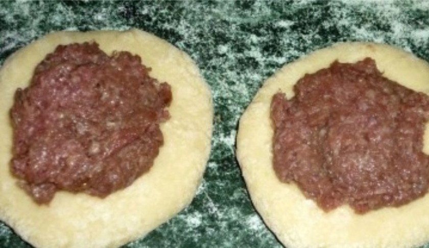 1. Этап. Галушки с фаршем: 4. Тесто делим на круглые кусочки и выкладываем по 1-2 чайные ложки на каждый.