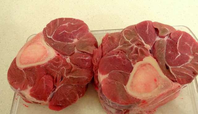 1. Этап. Тушеная голяшка: Голяшки нужны примерно 5 см толщиной. Помойте их, почистите от плёнок и обсушите.