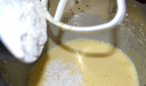 1. Этап. Пирог Зебра простой: В отдельной миске смешайте муку, ванилин и разрыхлитель. Добавьте сухие ингредиенты в чашу миксера и перемешивайте, пока тесто не станет однородным.