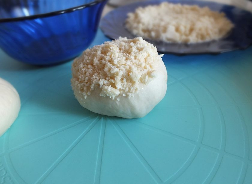 1. Этап. Выборгская сдоба: Каждый шарик обмакните в яйцо, а потом в штрейзель.