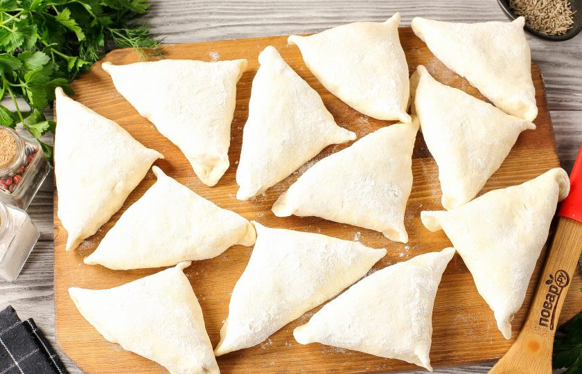 1. Этап. Жареная слоёная самса с мясом: Из двух кусков теста по 250 гр. у меня получилось 12 заготовок.