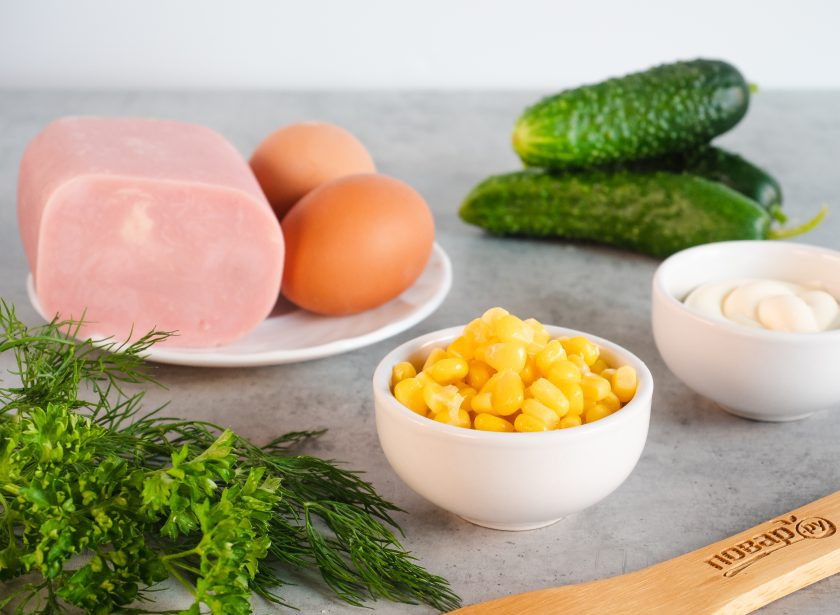 1. Этап. Салат с ветчиной, яйцом и кукурузой: Подготовьте все необходимые ингредиенты. Яйца сварите и остудите.