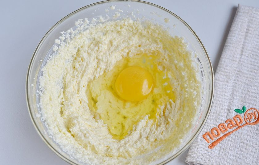 1. Этап. Криптопеченье: 5. Добавьте сырое яйцо и продолжайте взбивать, пока масса не станет однородной.