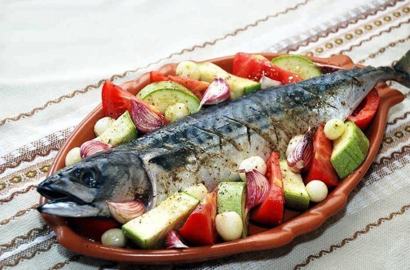 1. Этап. Скумбрия с овощами в духовке: 8. На нее — рыбу, а вокруг — овощи. Отправляю в разогретую до 200 градусов духовку и запекаю около 35-40 минут. Можно все поместить в рукав и за 10 минут до готовности достать, чтобы на рыбе образовалась золотистая корочка.