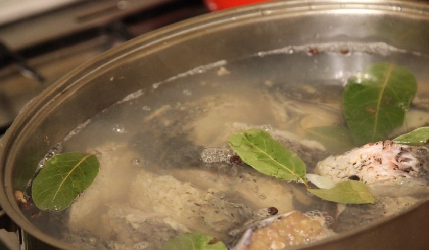 1. Этап. Фаршированная рыба: 6. Вода должна полностью покрыть рыбу. Доводим до кипения, после чего убавляем огонь и тушим на слабом огне 4 часа.