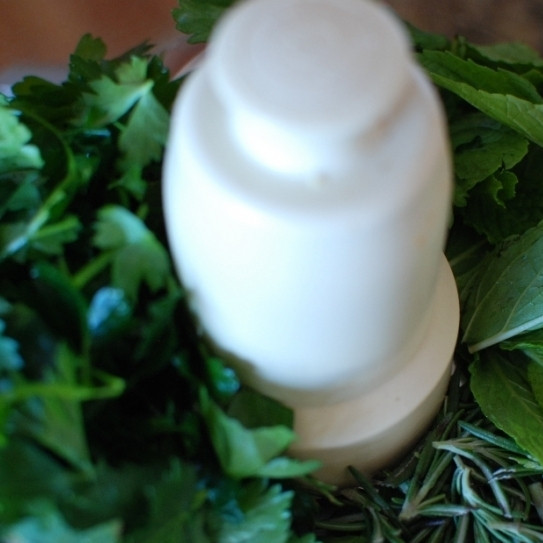 1. Этап. Стейки в зеленом маринаде: Складываем зелень в чашу блендера.