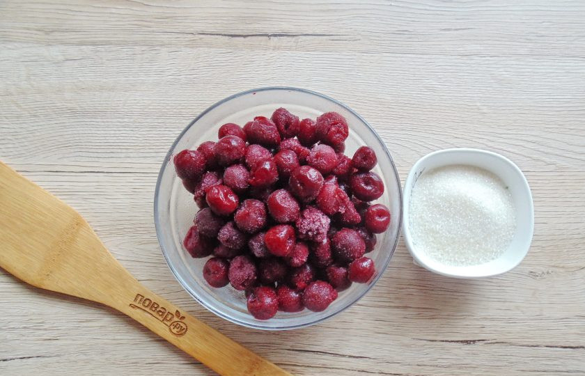 1. Этап. Варенье из замороженной вишни без косточек: Возьмите мороженую вишню без косточек и сахар для приготовления варенья.