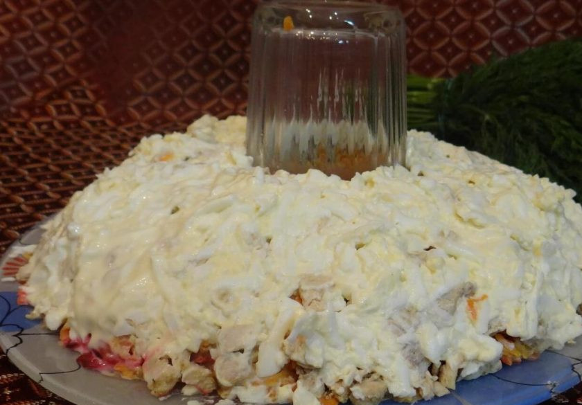 1. Этап. Салат Гранатовый браслет: 9. Следующий слой - тертые яйца и майонез.