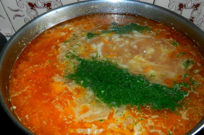 1. Этап. Щи из китайской капусты: Через десять минут кладем в суп тертый чеснок и нарезанную листву пекинской капусты. Верхушку китайской капусты я кладу в самом конце, так как она очень нежная. Варим все еще пять минут. В конце забрасываем зелень.