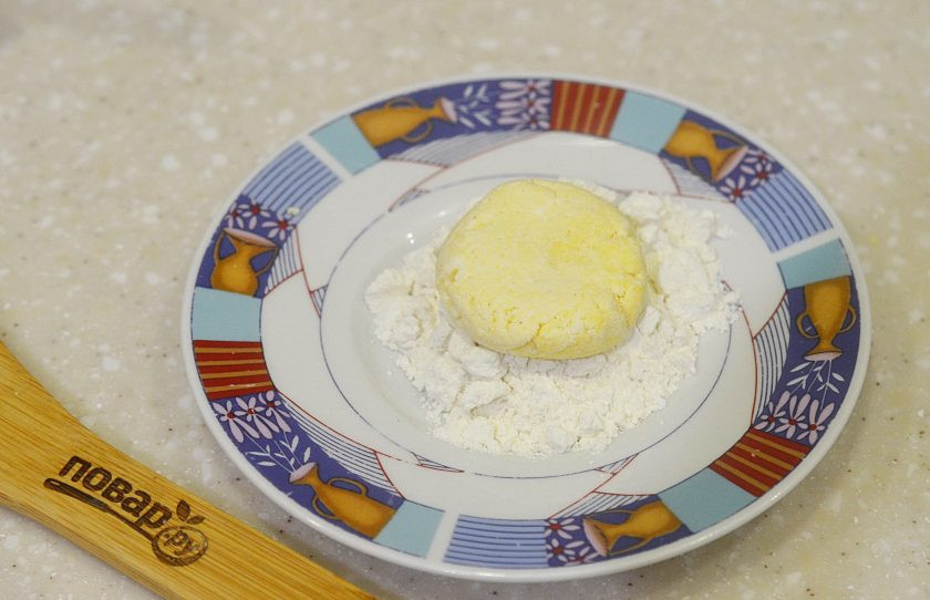 1. Этап. Сырники с кокосовой мукой: 4. Формируйте небольшие сырники, обваливайте их в муке.