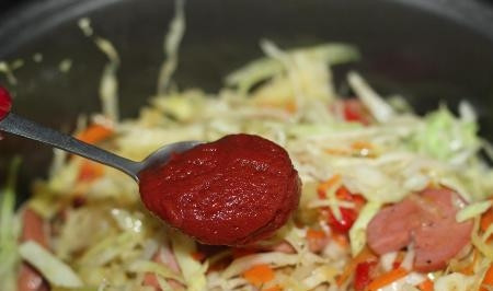 1. Этап. Капуста с сардельками в мультиварке: Добавляем томатную пасту в мультиварку тогда, когда капуста станет немного мягкой. Вместо пасты можно добавить свежие помидоры. Время в режиме 