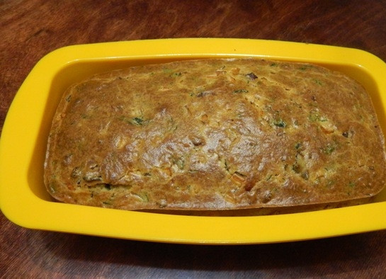 1. Этап. Нежный кекс с куриной печенью: 13. Готовый кекс необходимо немного остудить в форме, а затем достать и пусть остывает на решетке.