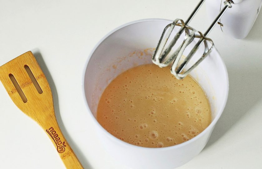 1. Этап. Шоколадно-банановые кексы: Яйца взбейте с маслом и сахаром.