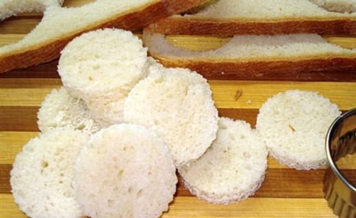 1. Этап. Гренки с икрой: Вырежьте из ломтиков белого хлеба мякоть. Можете, как я, в виде кружочков.