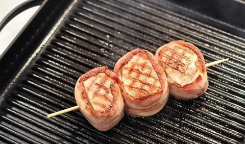 1. Этап. Медальоны: Смазываем ароматным маслом мясо и обжариваем медальоны на гриле по 1 минуте с двух сторон. Можно и на обычной сковороде.