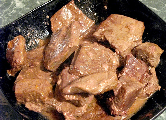 1. Этап. Салат Тигр: Помойте говяжью печень и обжарьте её до полной готовности на растительном масле.